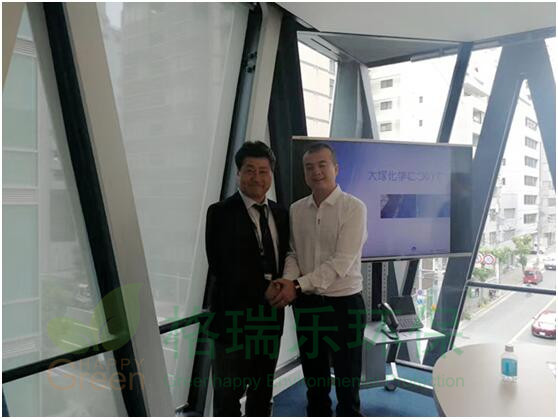 千亿真人平台·（中国）官方网站总经理王贵军先生与大塚化学总部领导三垣正典先生（左）的合影